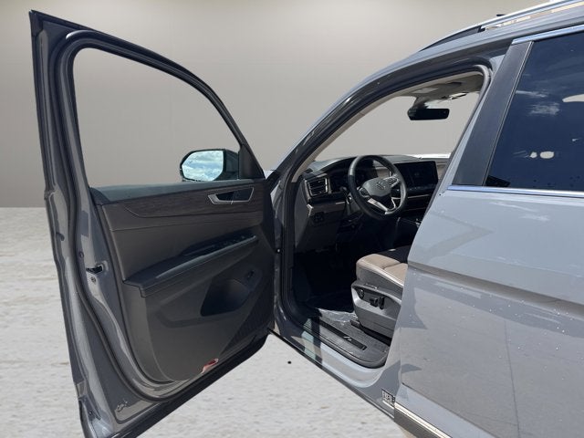 2026 Volkswagen Atlas 2.0T SEL with Captain's Chairs