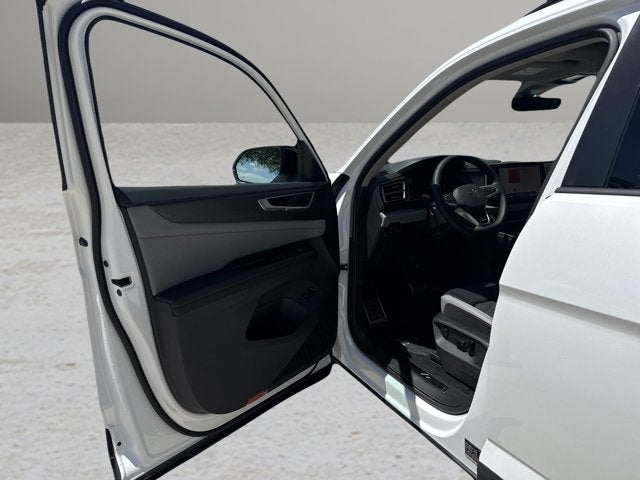 2026 Volkswagen Atlas 2.0T Peak Edition with Captain's Chairs