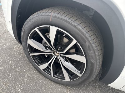 2026 Volkswagen Atlas 2.0T SEL Premium R-Line with Captain's Chairs
