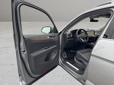 2026 Volkswagen Atlas 2.0T SEL Premium R-Line with Captain's Chairs