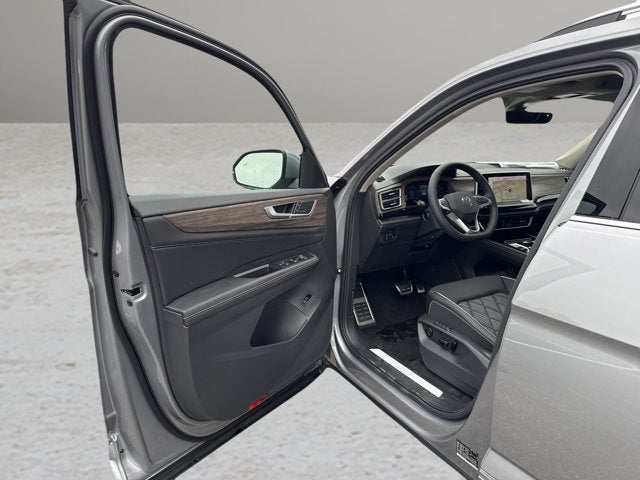 2026 Volkswagen Atlas 2.0T SEL Premium R-Line with Captain's Chairs