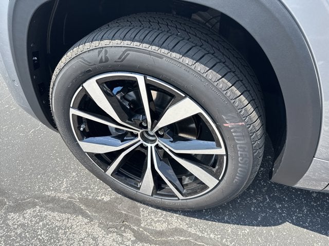 2026 Volkswagen Atlas 2.0T SEL Premium R-Line with Captain's Chairs