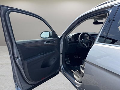 2026 Volkswagen Atlas 2.0T SEL Premium R-Line with Captain's Chairs