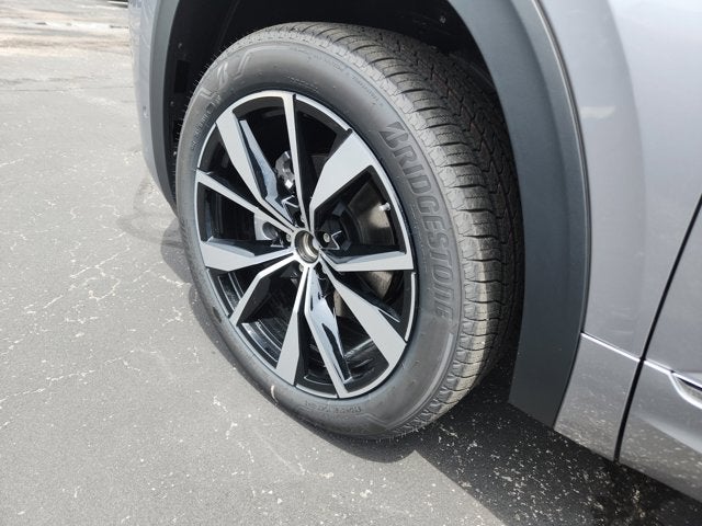 2025 Volkswagen Atlas 2.0T SEL Premium R-Line with Captain's Chairs