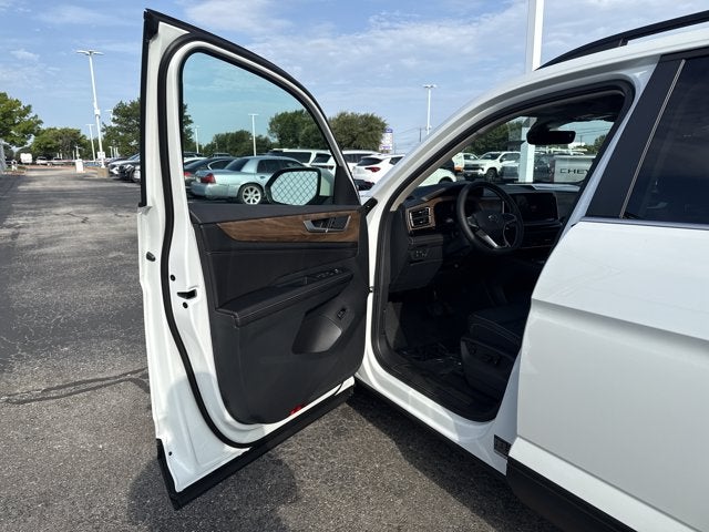 2026 Volkswagen Atlas 2.0T SE w/Technology with Captain's Chairs