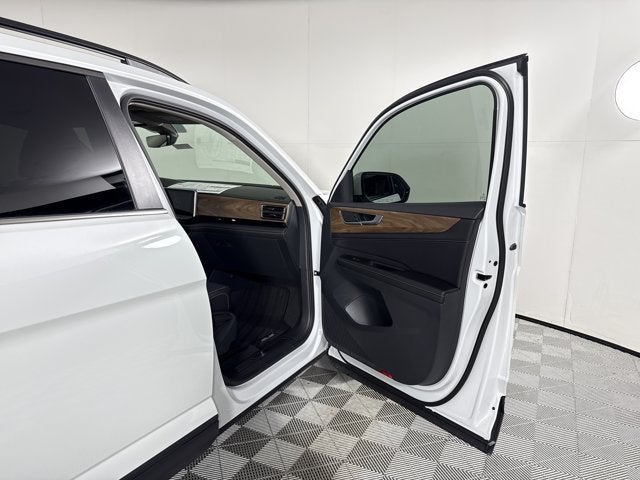 2026 Volkswagen Atlas 2.0T SE w/Technology with Captain's Chairs