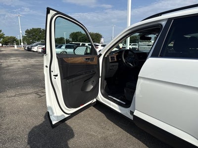 2026 Volkswagen Atlas 2.0T SE w/Technology with Captain's Chairs