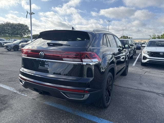2026 Volkswagen Atlas Cross Sport 2.0T SE w/Technology and Panoramic Sunroof Package