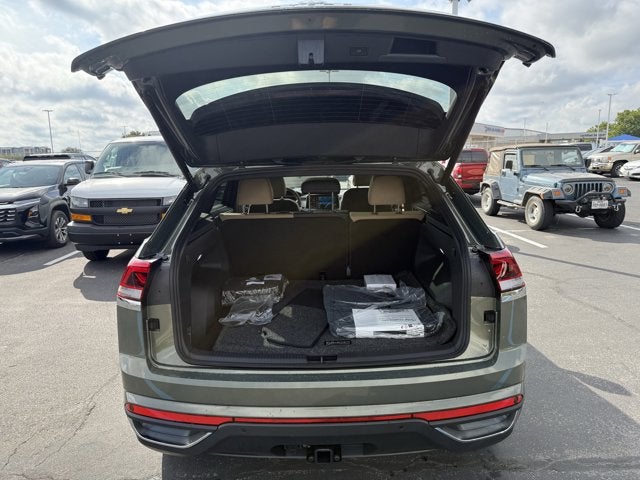 2026 Volkswagen Atlas Cross Sport 2.0T SE w/Technology and Panoramic Sunroof Package