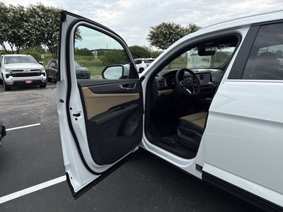 2026 Volkswagen Atlas Cross Sport 2.0T SE w/Technology and Panoramic Sunroof Package