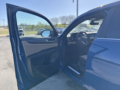 2026 Volkswagen Atlas Cross Sport 2.0T SE w/Technology and Panoramic Sunroof Package