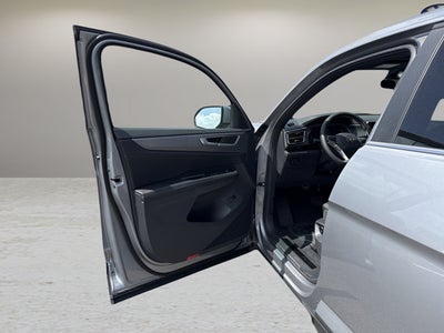 2026 Volkswagen Atlas Cross Sport 2.0T SE w/Technology and Panoramic Sunroof Package
