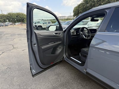 2026 Volkswagen Atlas Cross Sport 2.0T SE w/Technology and Panoramic Sunroof Package