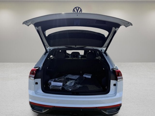 2026 Volkswagen Atlas Cross Sport 2.0T SE w/Technology and Panoramic Sunroof Package