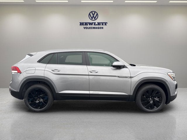 2026 Volkswagen Atlas Cross Sport 2.0T SE w/Technology and Panoramic Sunroof Package