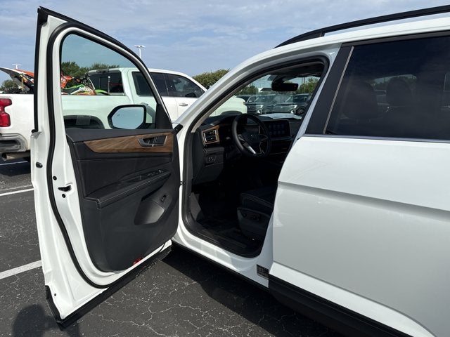 2026 Volkswagen Atlas 2.0T SE w/Technology and Panoramic Sunroof Package