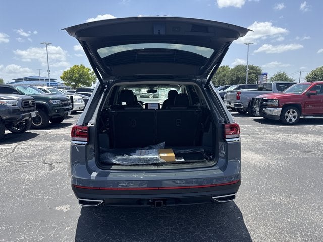 2026 Volkswagen Atlas 2.0T SE w/Technology with Captain's Chairs and Panoramic Sunroof Package