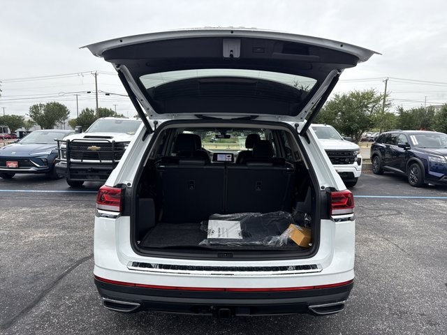 2026 Volkswagen Atlas 2.0T SE w/Technology with Captain's Chairs and Panoramic Sunroof Package