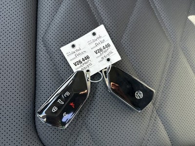 2026 Volkswagen Atlas 2.0T SE w/Technology with Captain's Chairs and Panoramic Sunroof Package