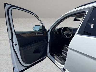 2026 Volkswagen Atlas 2.0T SE w/Technology and Panoramic Sunroof Package