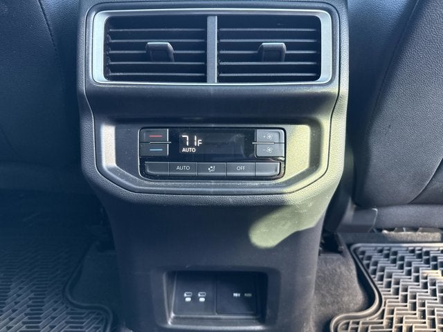 2025 Volkswagen Atlas 2.0T SE w/Technology and Panoramic Sunroof Package