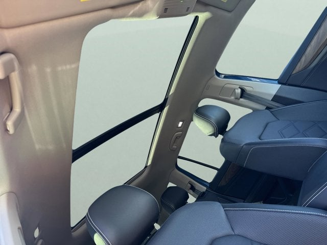 2025 Volkswagen Atlas 2.0T SE w/Technology and Panoramic Sunroof Package