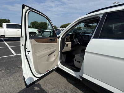2026 Volkswagen Atlas 2.0T SE w/Technology and Panoramic Sunroof Package