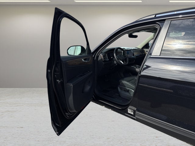 2026 Volkswagen Atlas 2.0T SE w/Technology with Captain's Chairs and Panoramic Sunroof Package