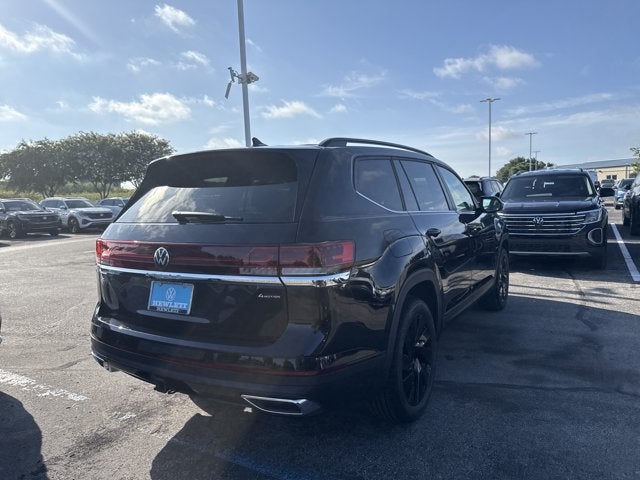 2026 Volkswagen Atlas 2.0T SE w/Technology and Panoramic Sunroof Package