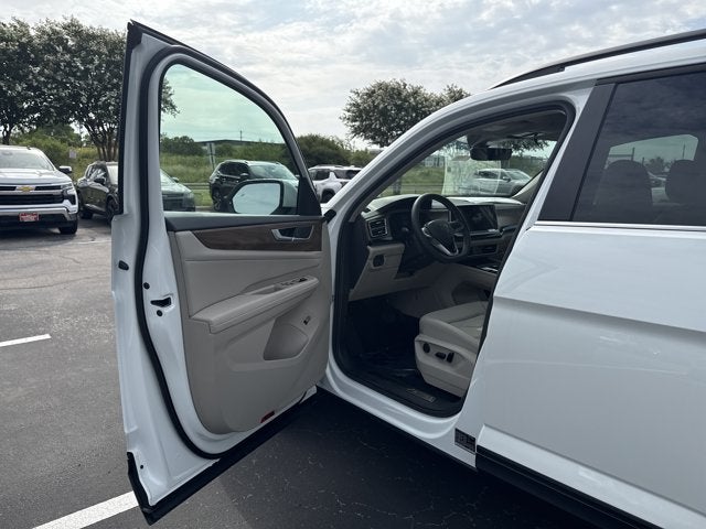 2026 Volkswagen Atlas 2.0T SE w/Technology and Panoramic Sunroof Package