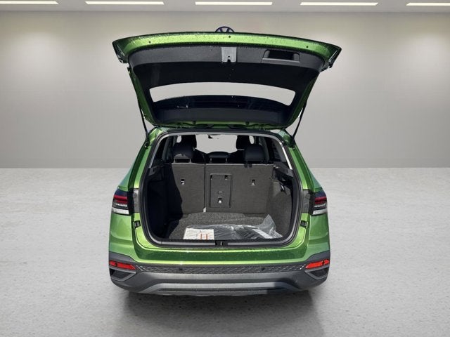 2026 Volkswagen Taos SE Black