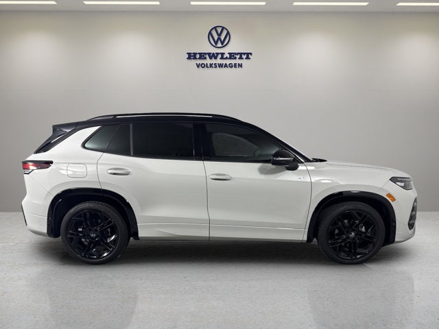 2025 Volkswagen Tiguan SE R-Line Black
