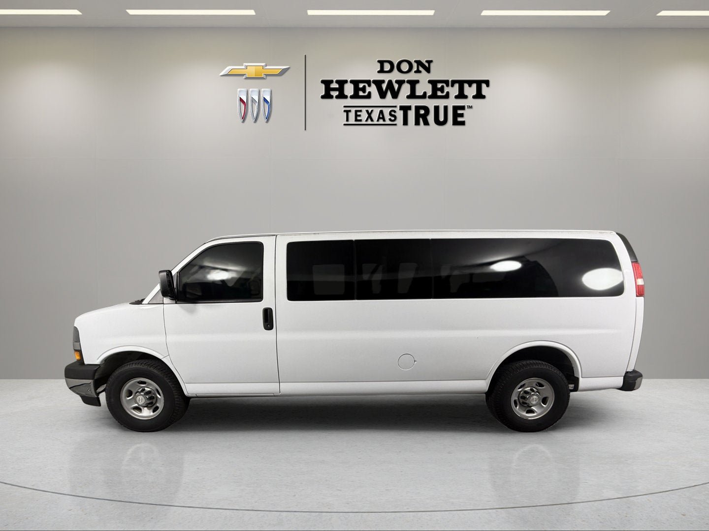 2017 Chevrolet Express Passenger LT