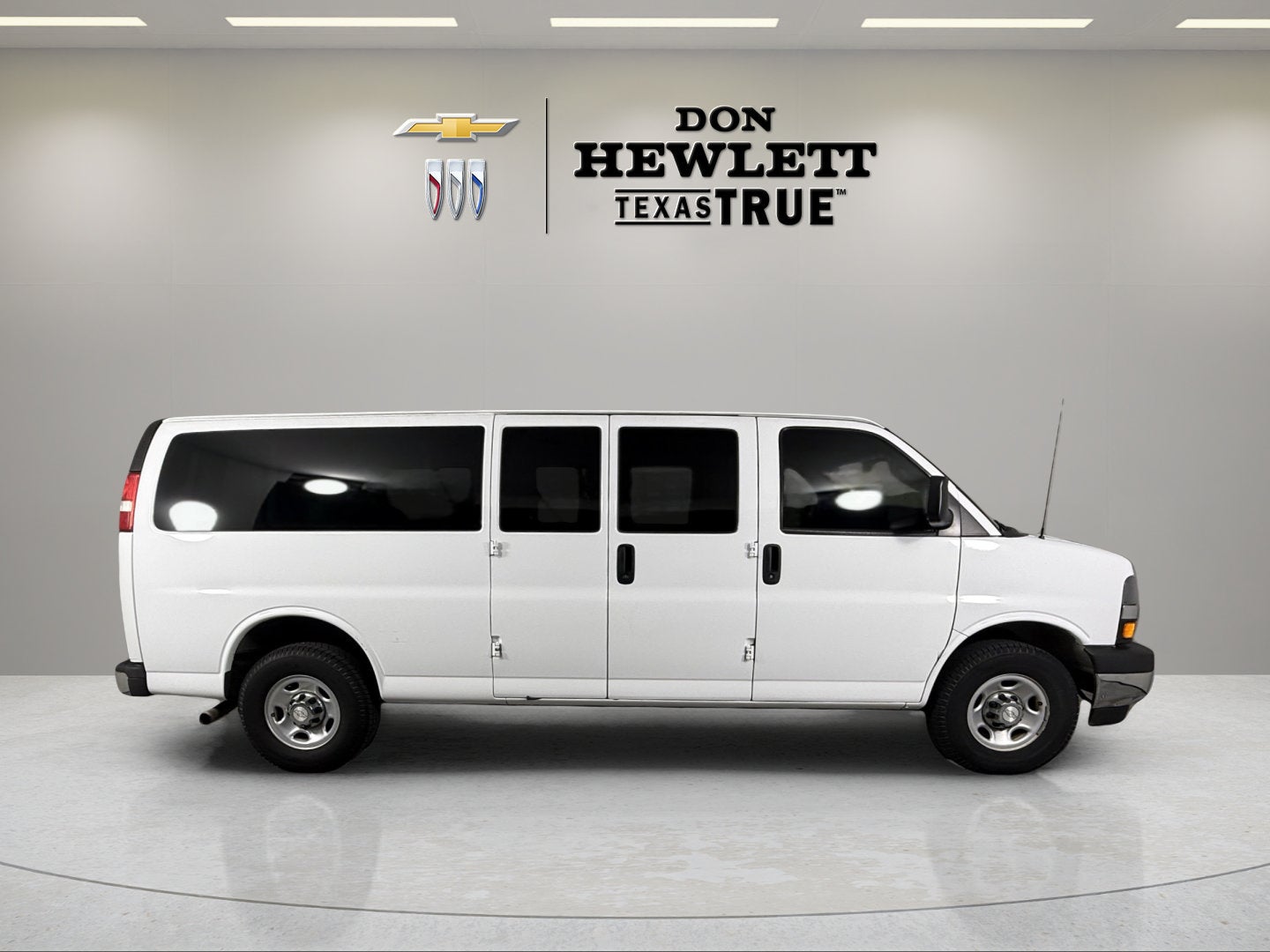 2017 Chevrolet Express Passenger LT