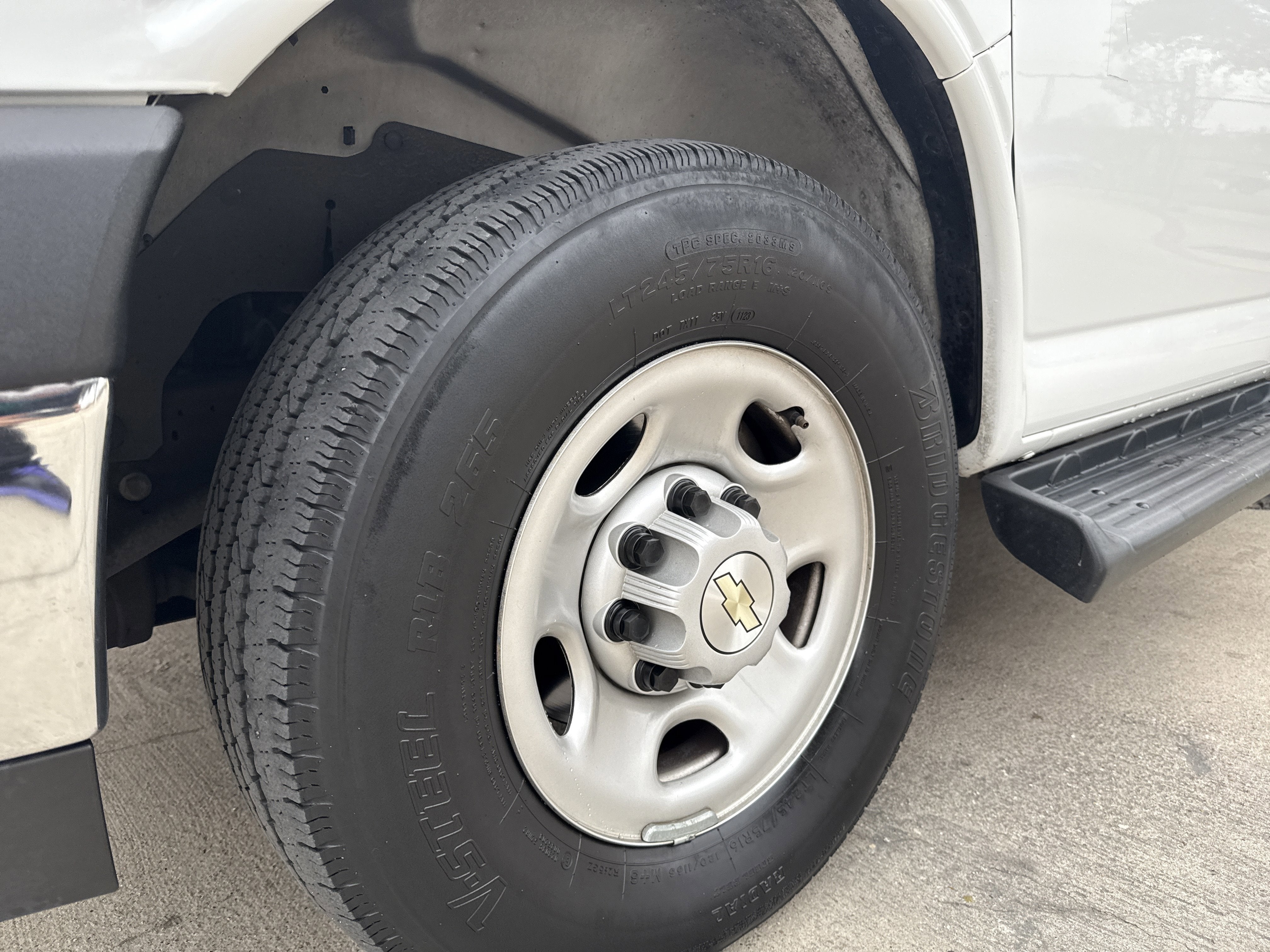 2023 Chevrolet Express Passenger LT