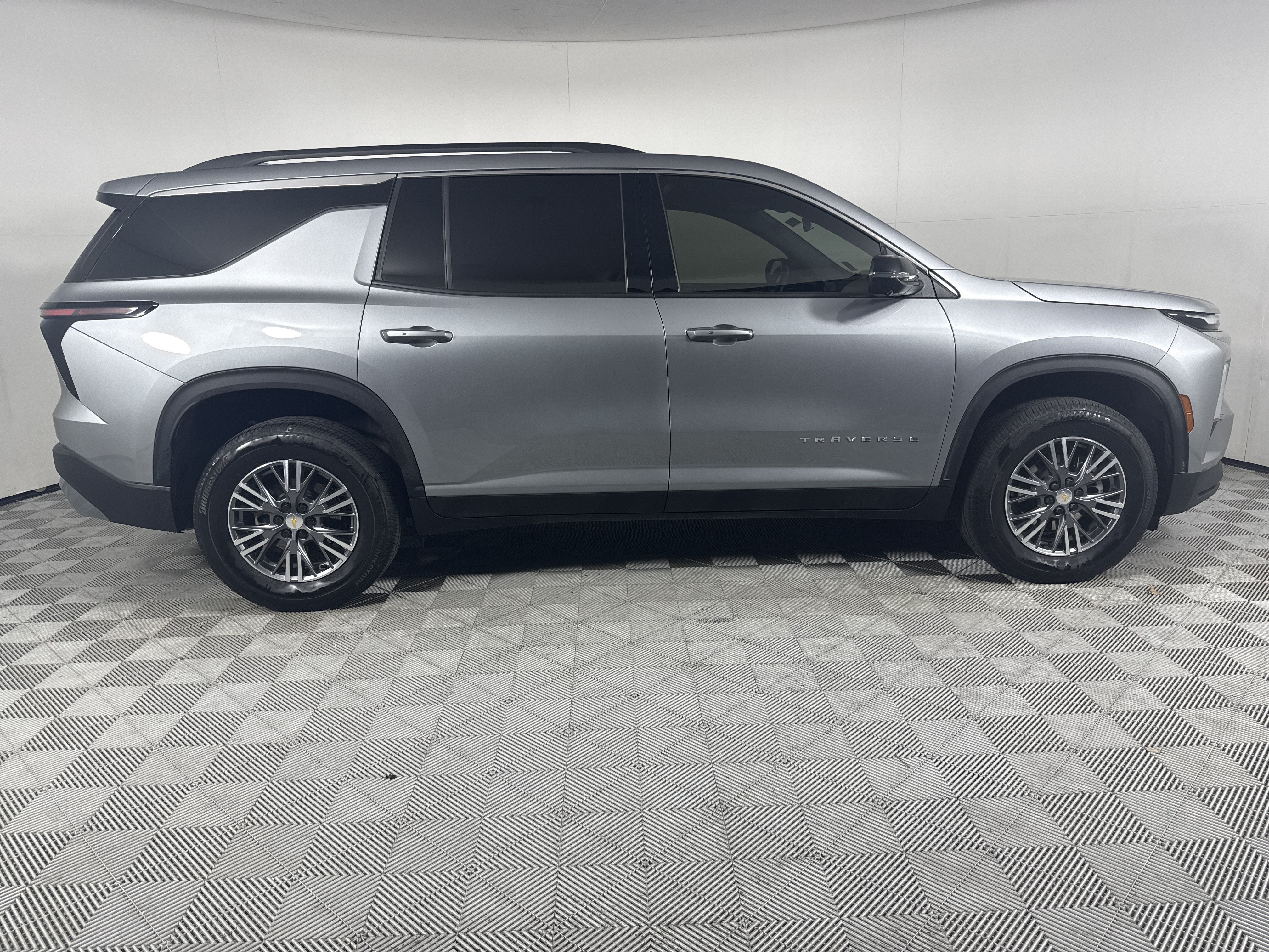 2025 Chevrolet Traverse FWD LT