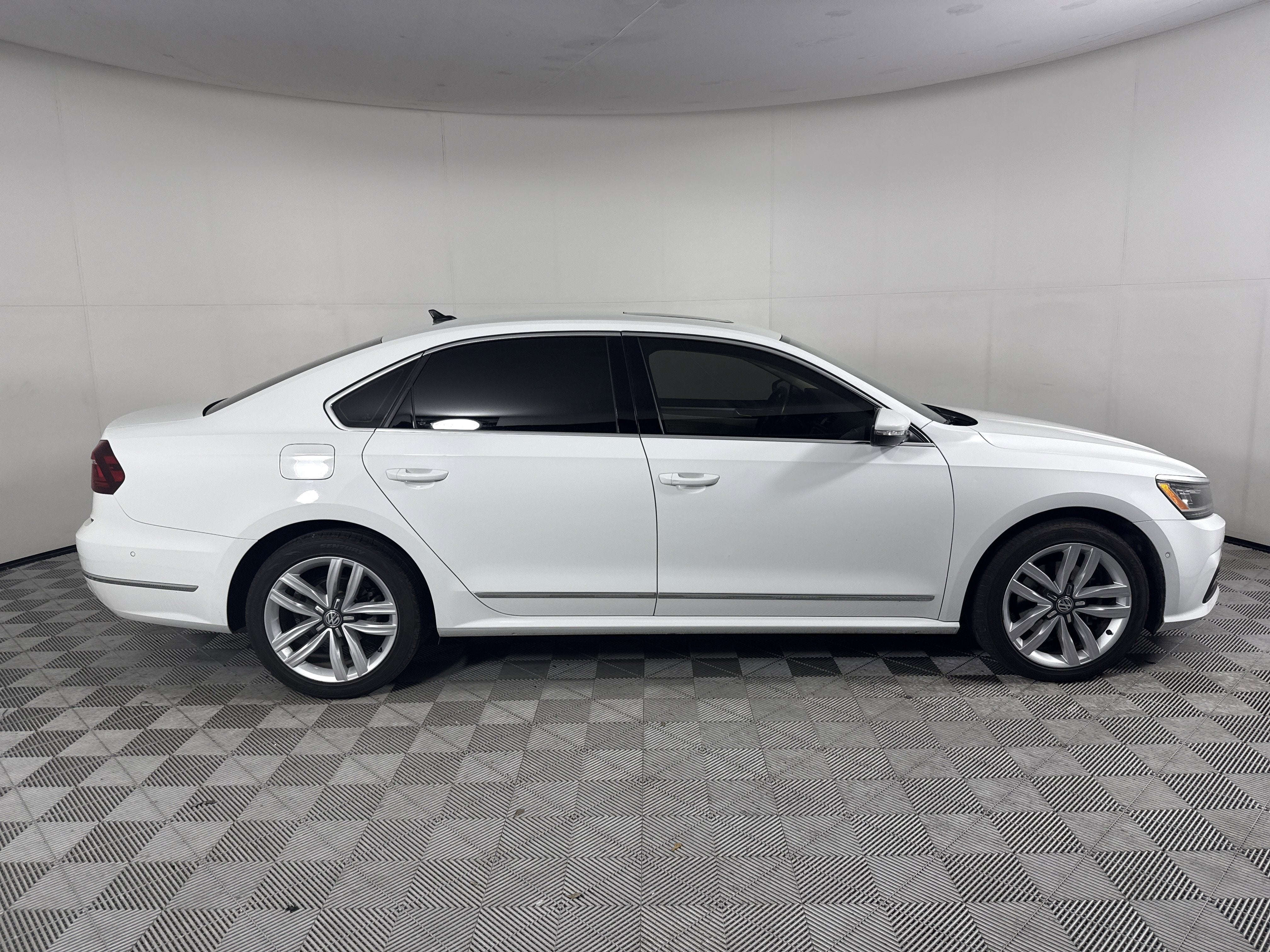 2017 Volkswagen Passat 1.8T SEL Premium