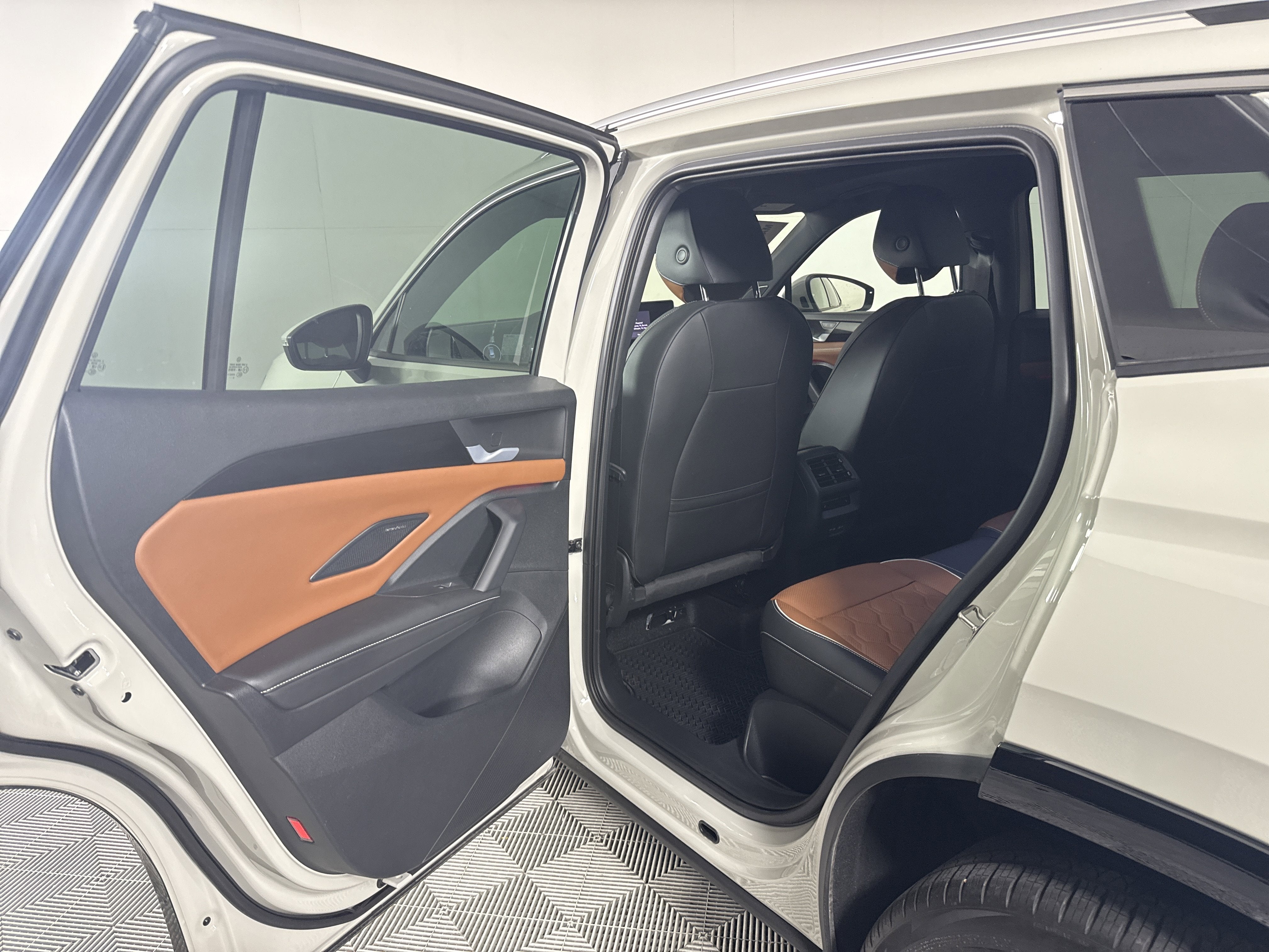 2025 Volkswagen Tiguan SEL R-Line