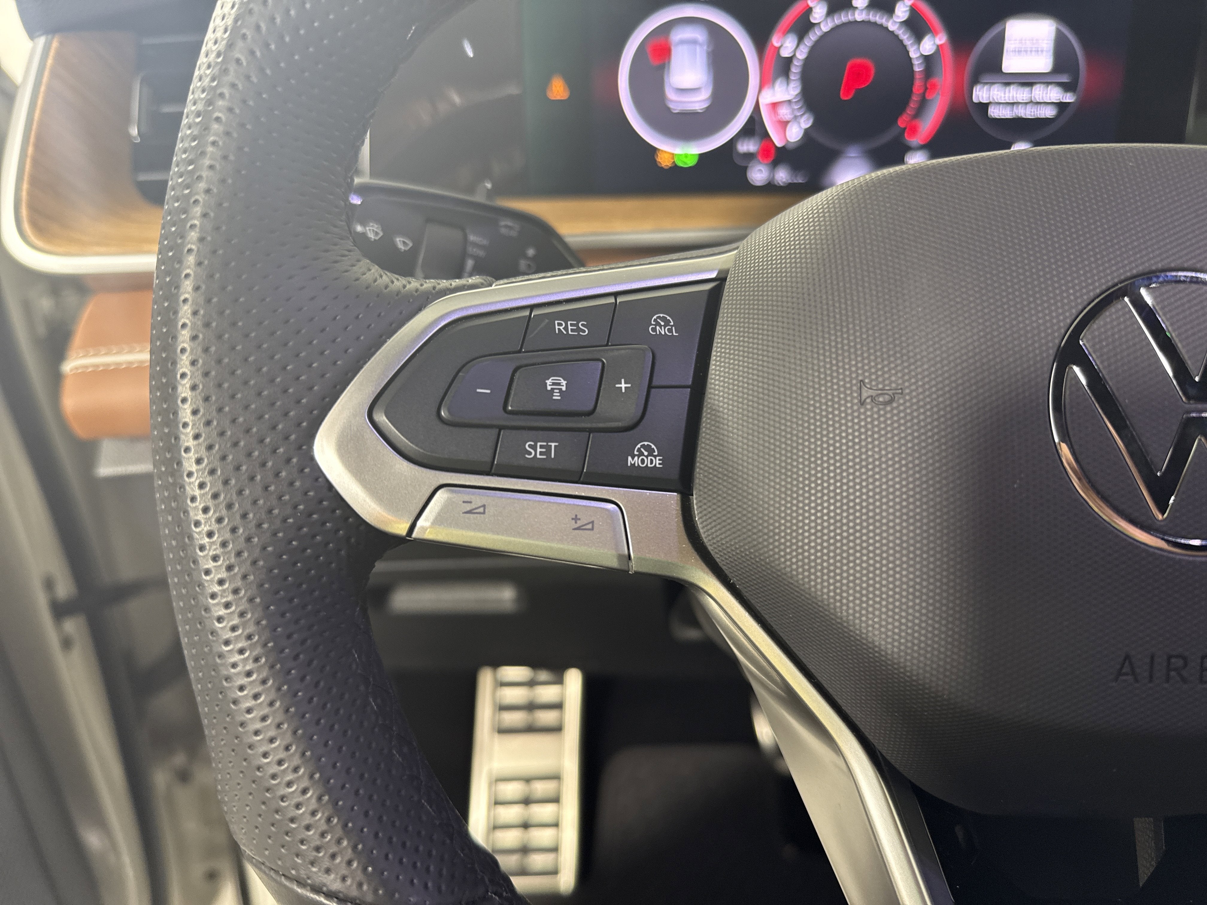 2025 Volkswagen Tiguan SEL R-Line