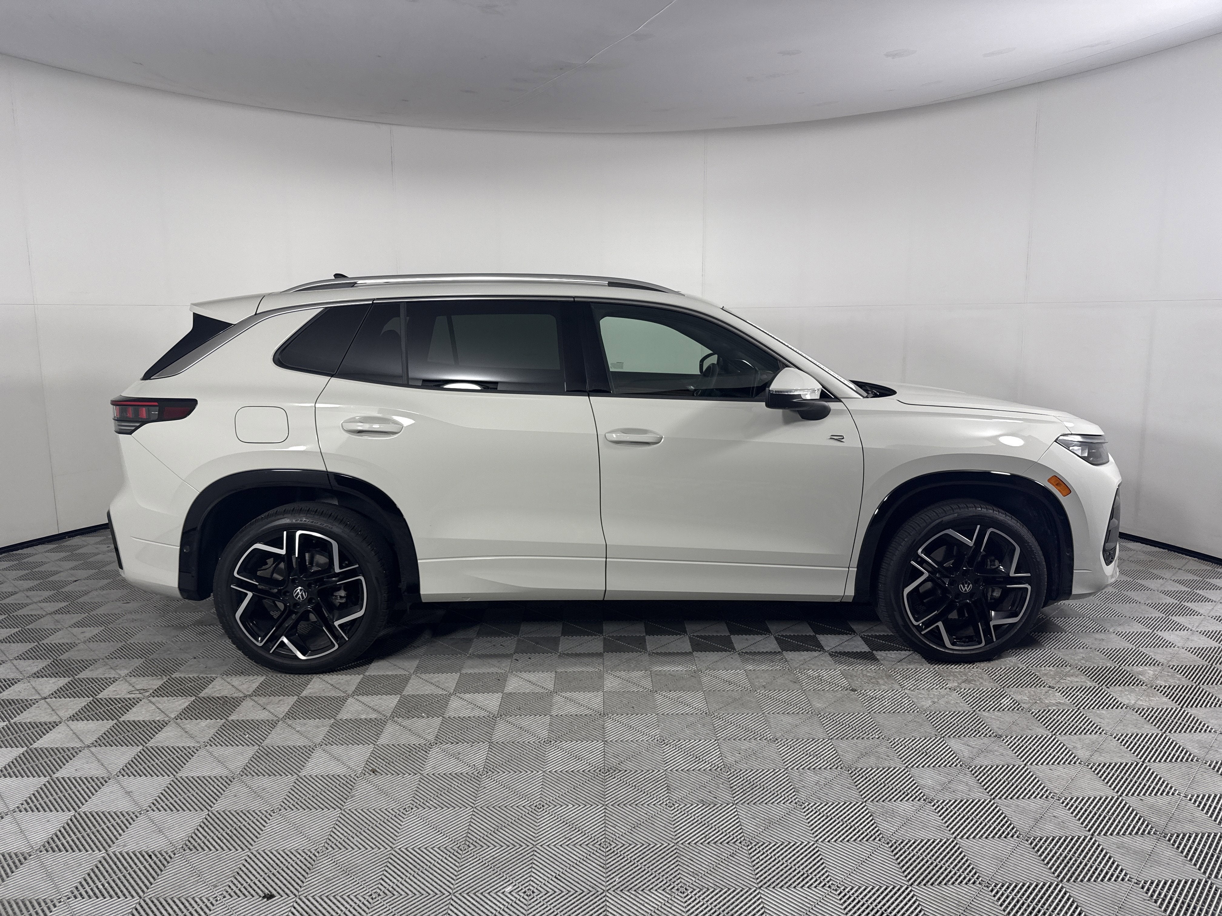 2025 Volkswagen Tiguan SEL R-Line