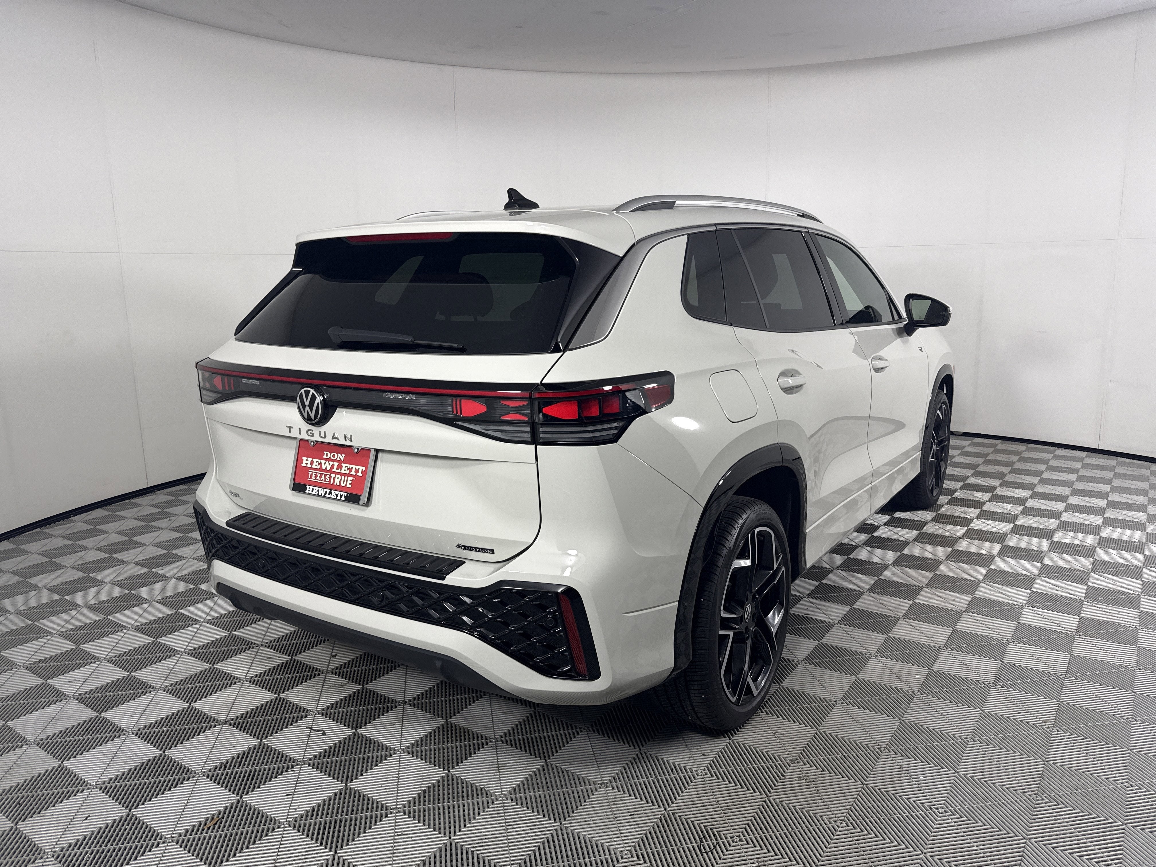 2025 Volkswagen Tiguan SEL R-Line