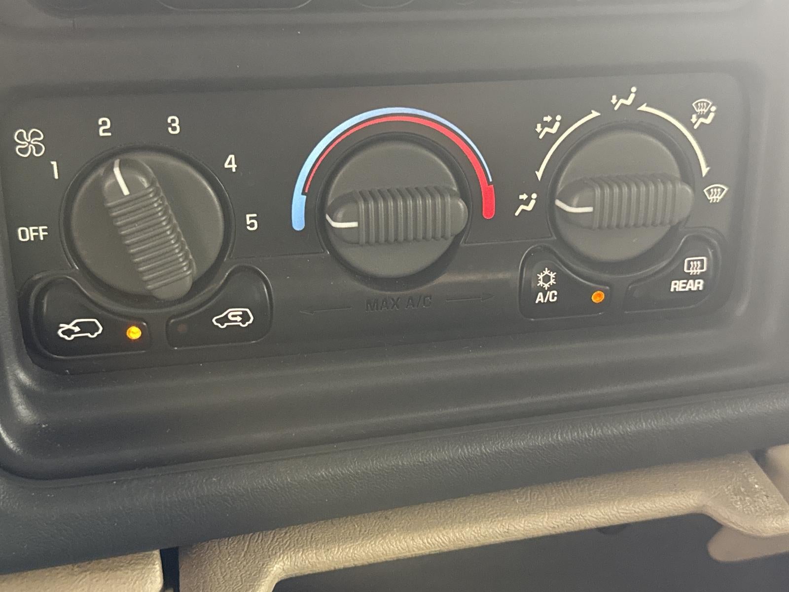 2002 Chevrolet Avalanche 1500 5dr Crew Cab 130" WB