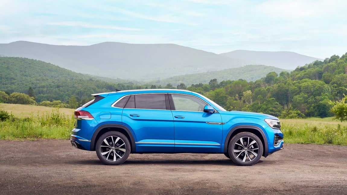 Atlas Cross Sport side profile showing the sloping roofline