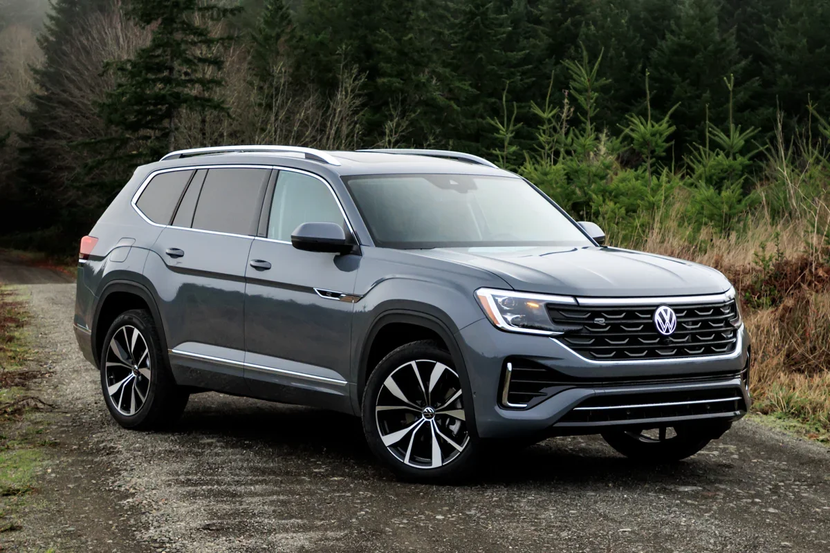 2026 Atlas SE with Technology front three-quarter view