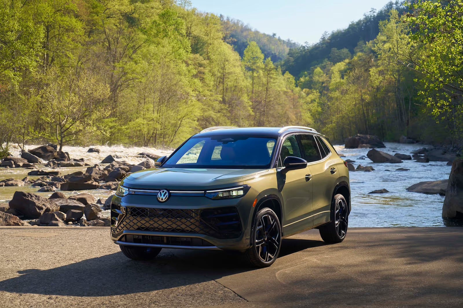 2026 Volkswagen Tiguan SEL R-Line Turbo front three-quarter view