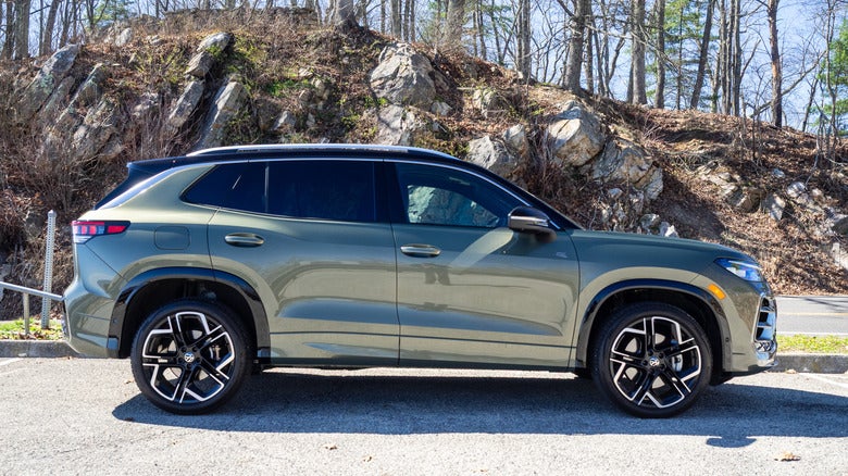 2026 Volkswagen Tiguan SEL R-Line Turbo side profile